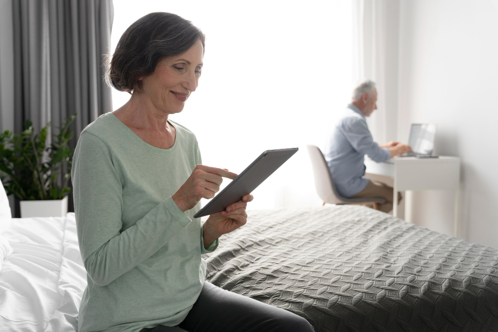 Senioren met apparaten voor smart home