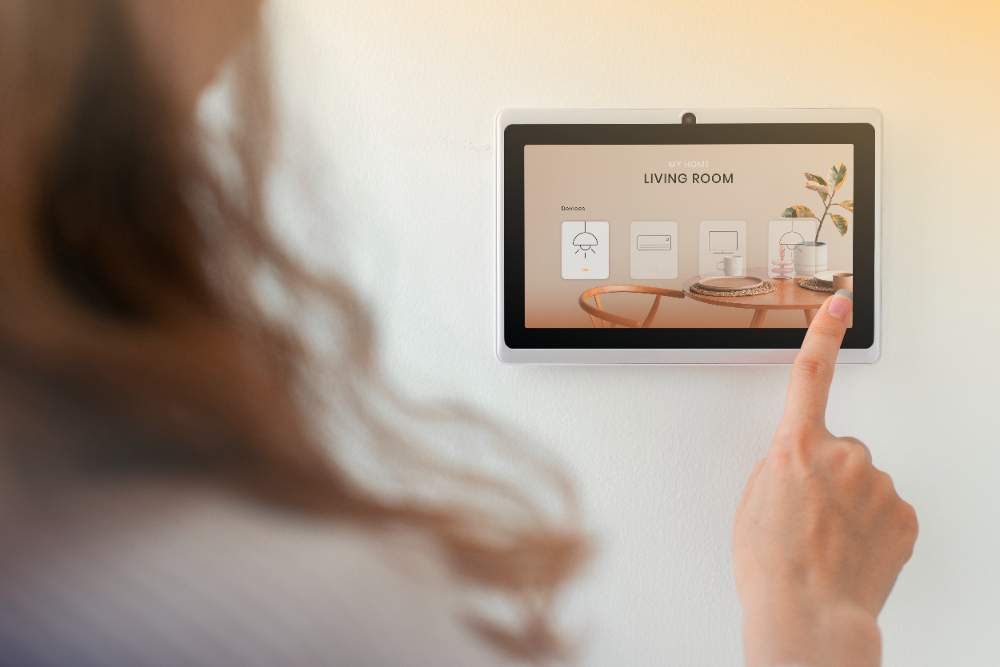 vrouw bedient smart home met control screen