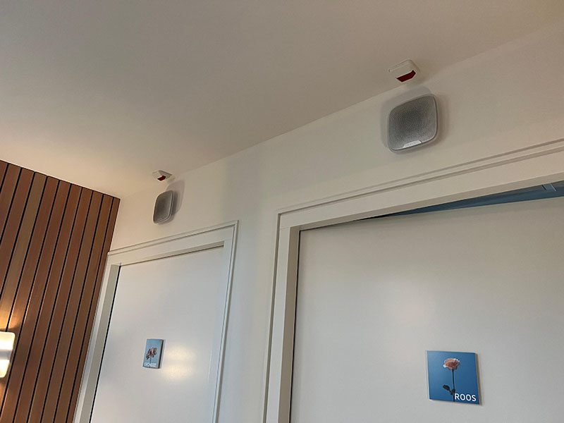 Domotica alarm en lichtsysteem boven deuren kamers cliënten hospice.