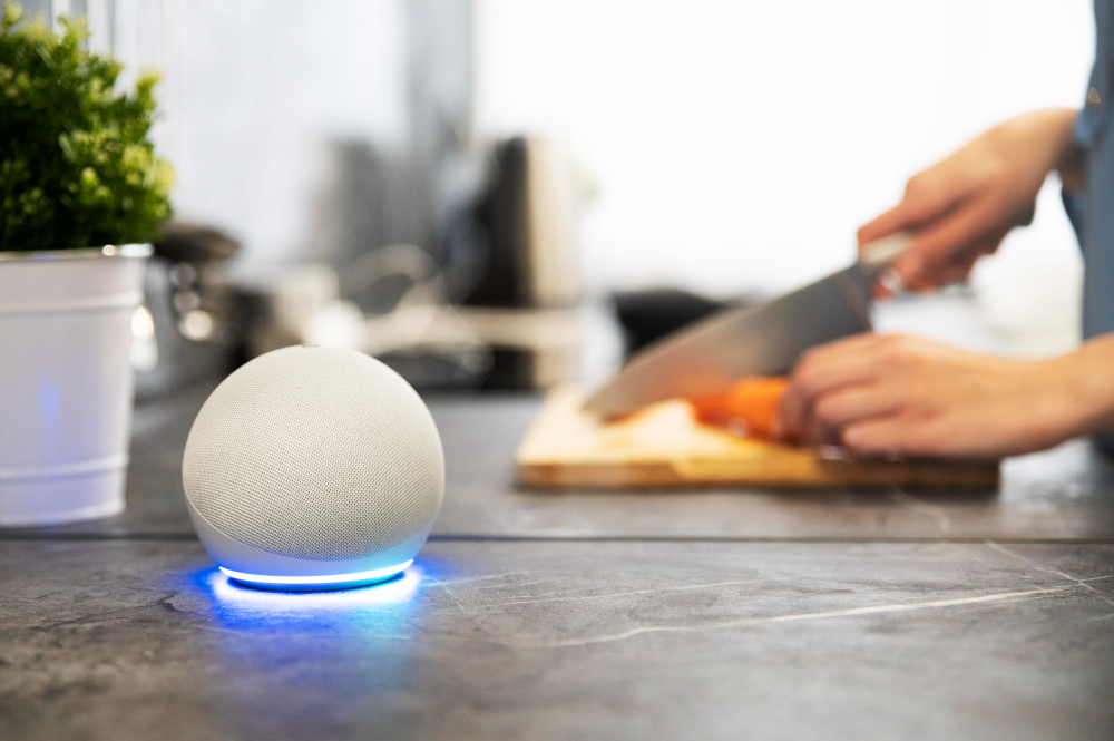 Amazon Echo speaker met Amazon Alexa op keukenblad